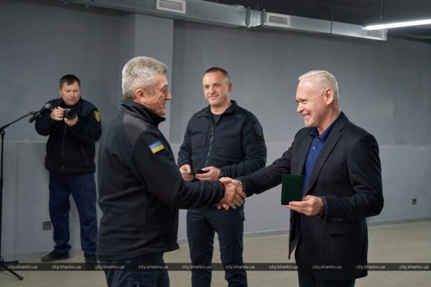 Терехов нагородив харків’ян, які рятували дітей після обстрілу