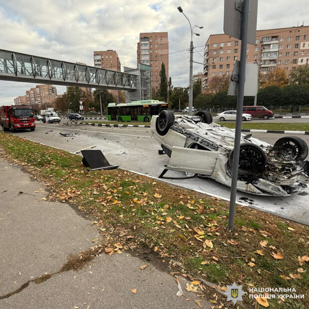 У Харкові через перевищення швидкості перекинулася автівка