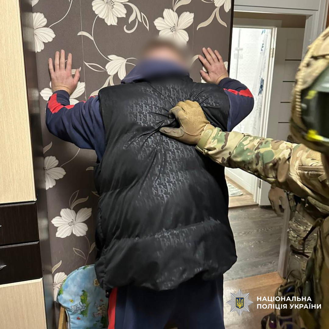 У Харкові затримали чоловіка, який відмовився надати документи, травмував поліцейського та намагався втекти (фото)