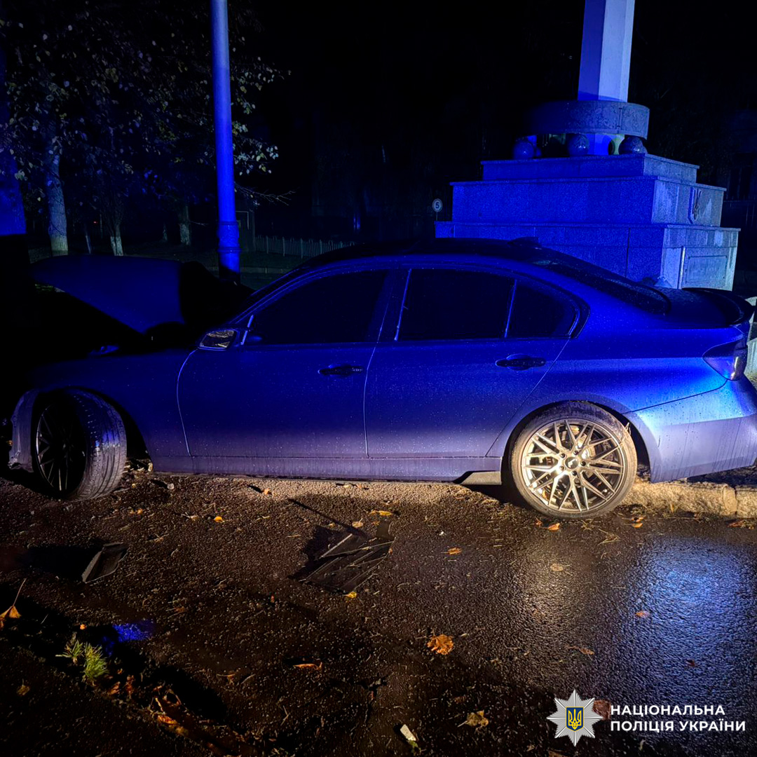 BMW врізався у стелу пам’ятника на проспекті Незалежності в Харкові