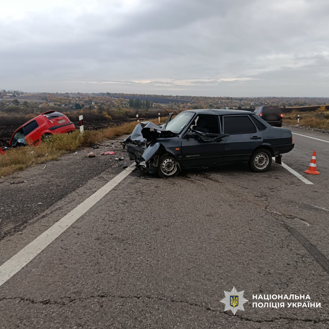 Сім осіб постраждали внаслідок зіткнення двох авто у Чугуївському районі (фото)