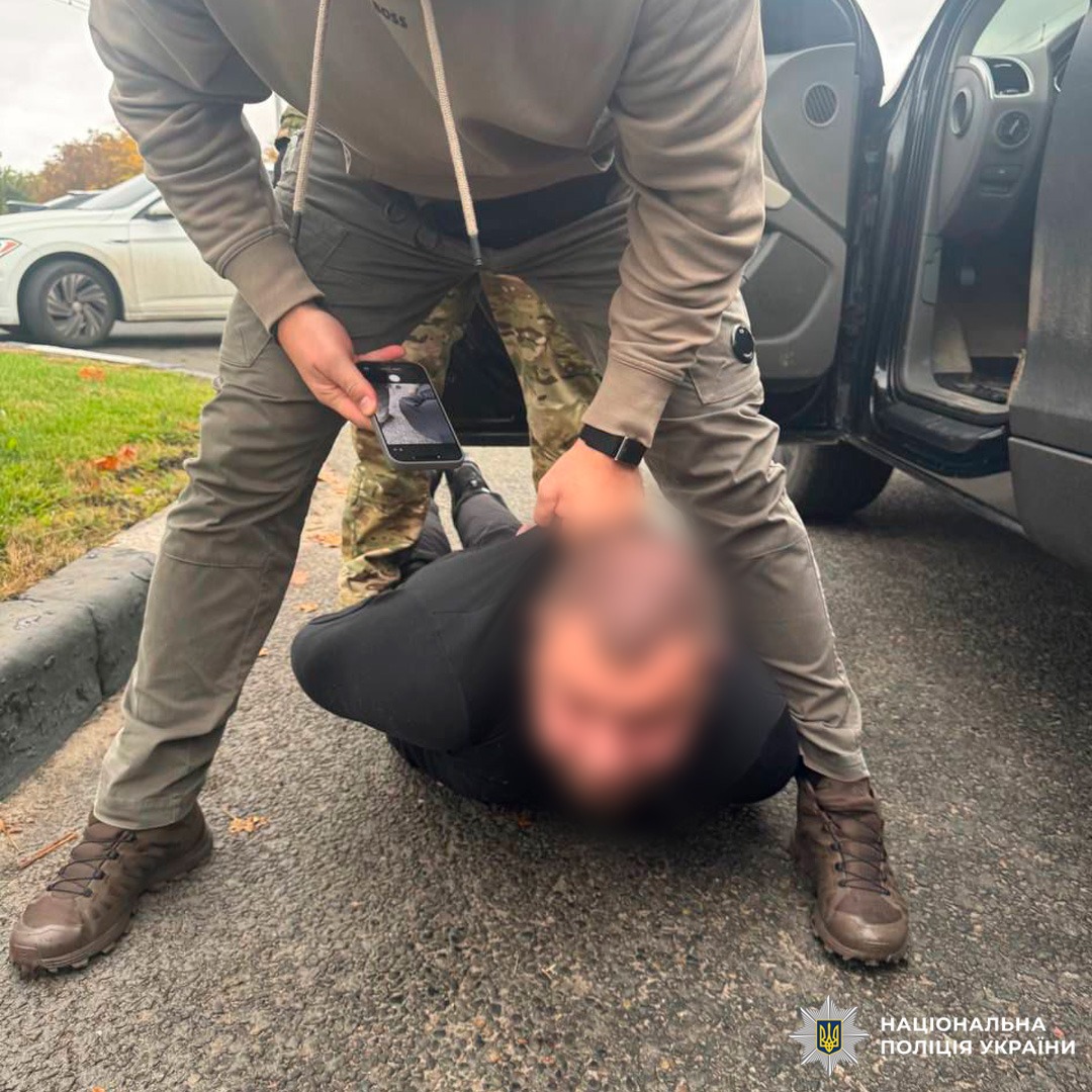 У Харкові затримали трьох викрадачів, які утримували чоловіка в підвалі та викрали майже $100 тисяч