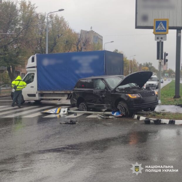 ДТП у Харкові: водій Range Rover потрапив в аварію на Клочківській