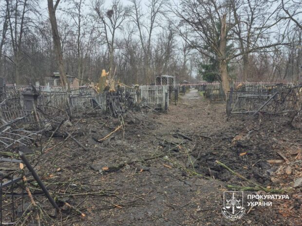 У Харкові внаслідок російської авіаатаки пошкоджено територію кладовища