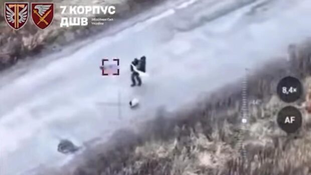 На Харківщині росіяни зняли, як вбили двох беззбройних людей і собаку, що йшли з білим прапором