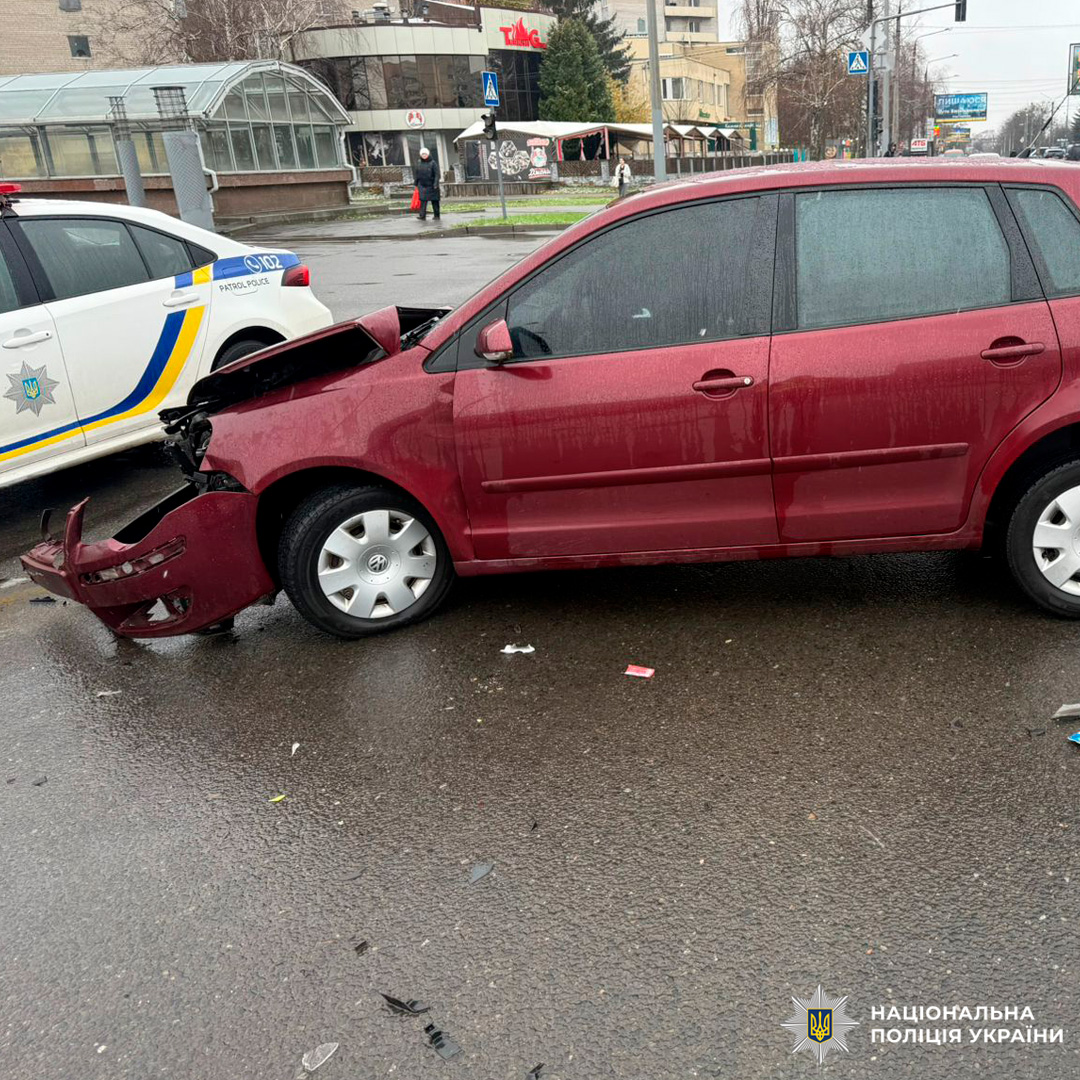 У Харкові внаслідок ДТП перекинулася карета швидкої допомоги