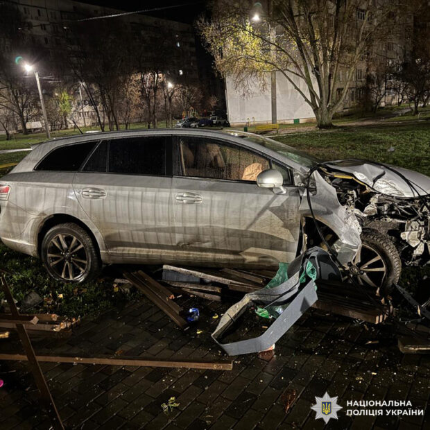 ДТП у Харкові: водій збив електроопору та травмував трьох підлітків
