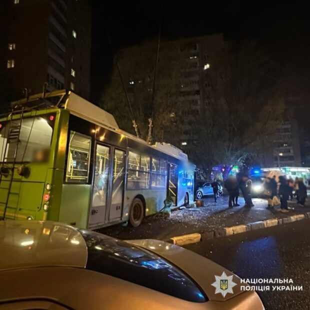 ДТП у Харкові: тролейбус врізався у зупинку через втрату свідомості водія