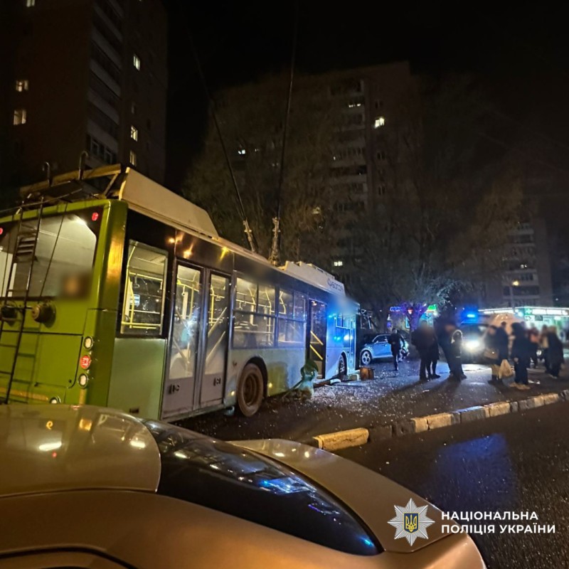 У Харкові тролейбус з’їхав з дороги та врізався у зупинку