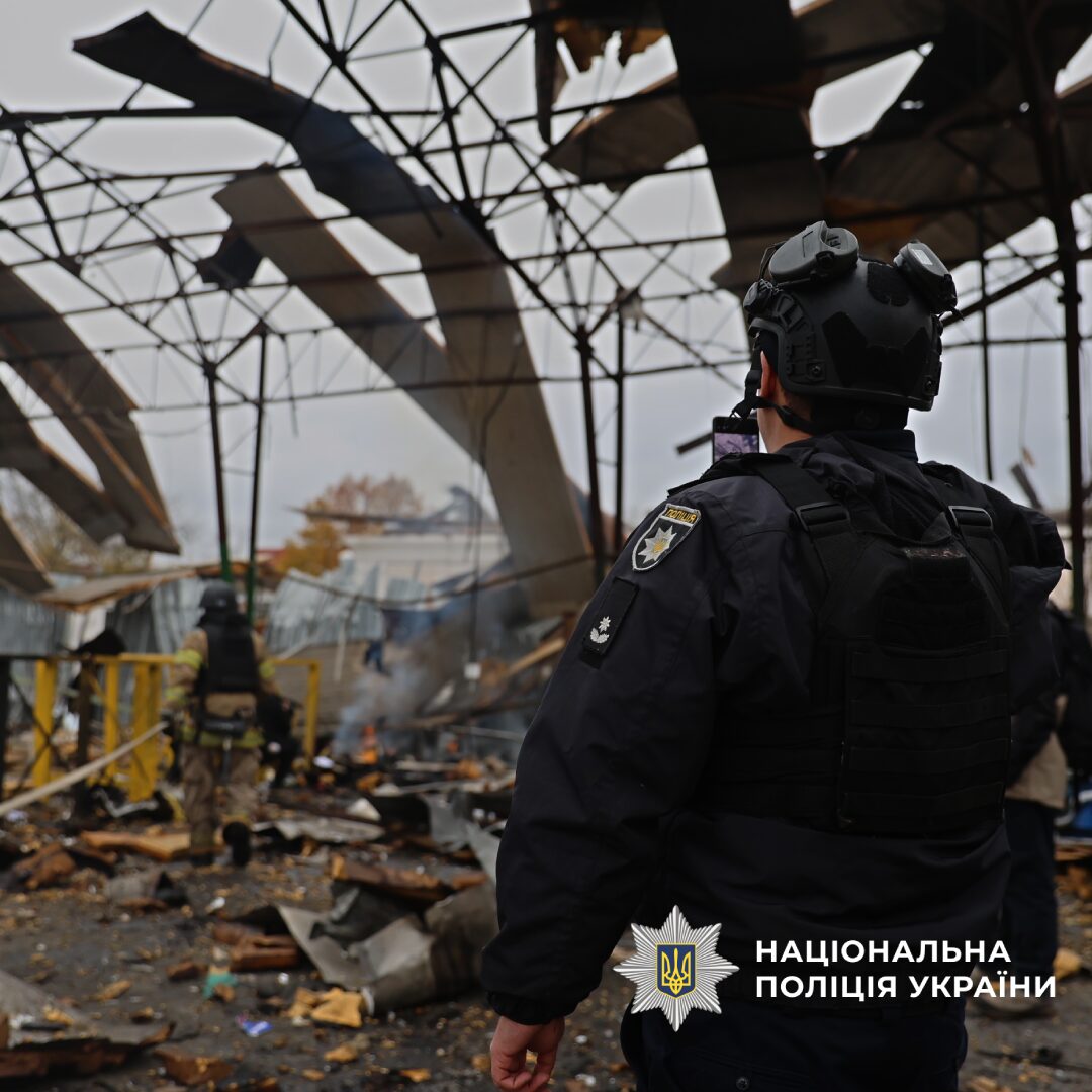 Росіяни вдарили безпілотниками по центральному районі Харкова: п’ятеро постраждалих (відео)