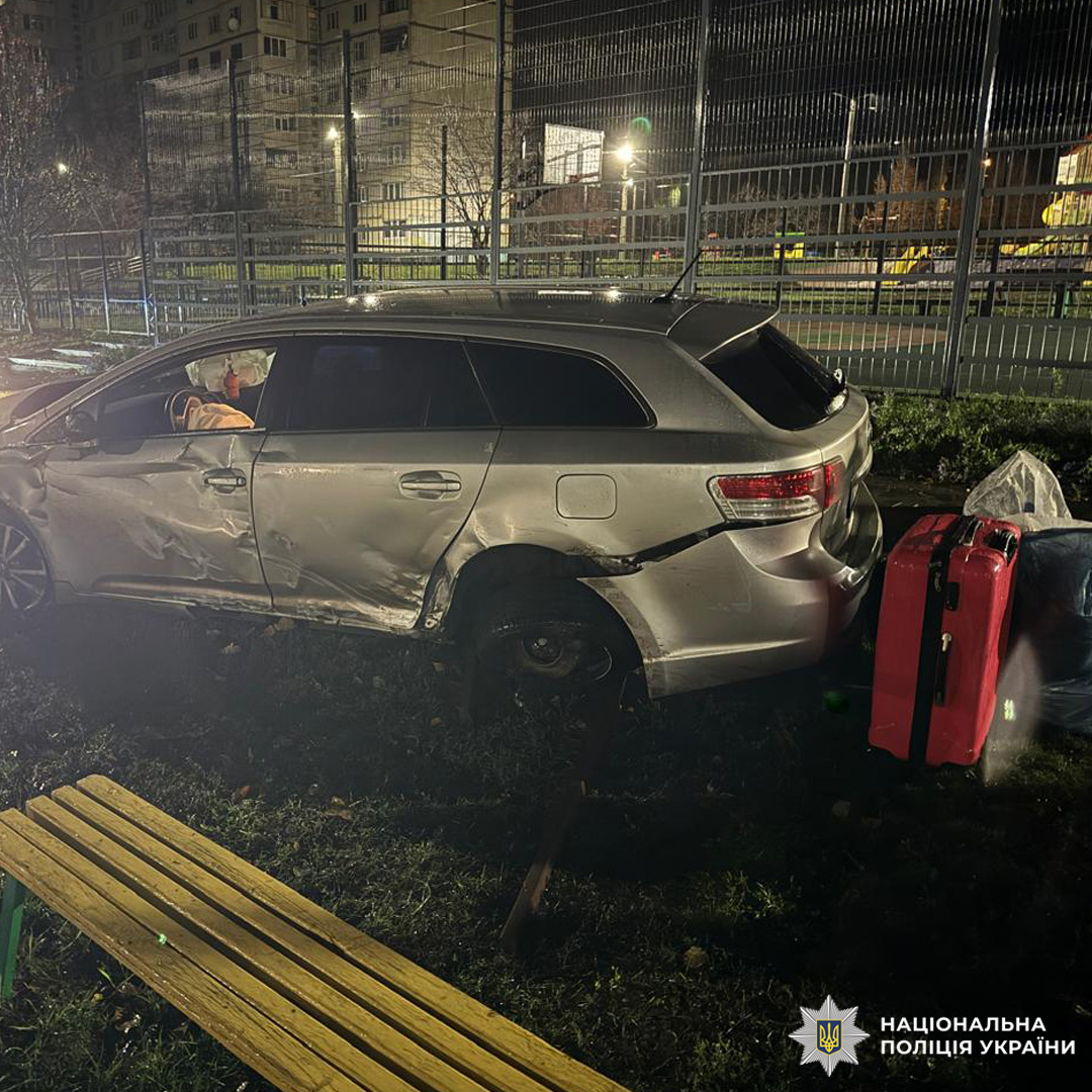 ДТП у Харкові: водій збив електроопору та травмував трьох підлітків