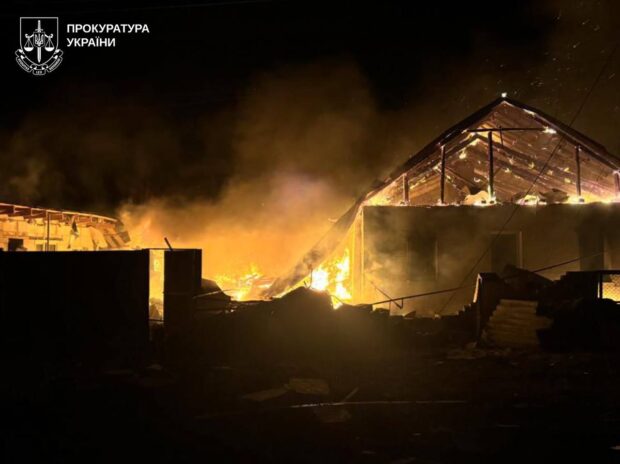 Дві людини поранені внаслідок ворожої атаки по селу на Харківщині