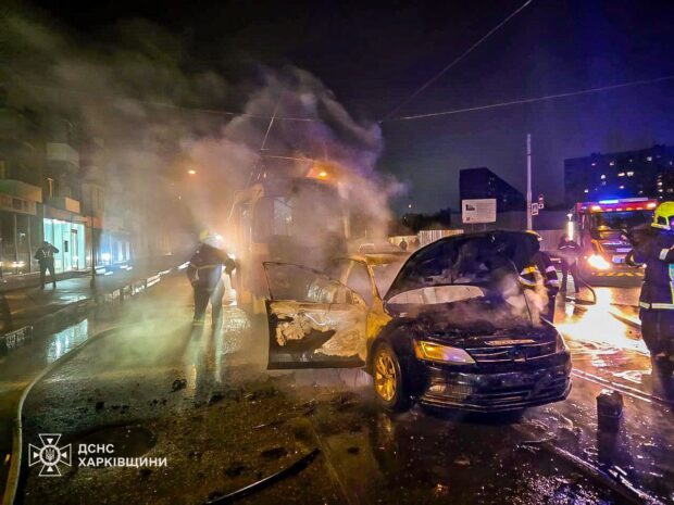 У Харкові горіли легковик та трамвай