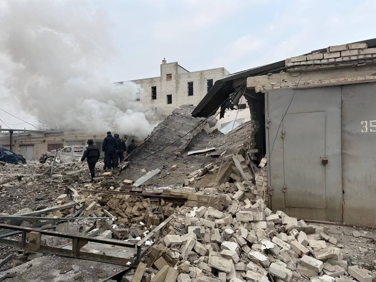 У Шевченківському районі усувають наслідки вибуху в гаражному кооперативі