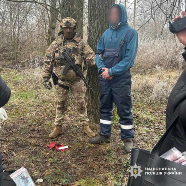 Поліція затримала чоловіка за вимаганням 300 тис. гривень у підприємця на Харківщині
