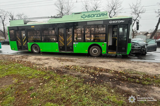 ДТП у Харкові: Audi зіткнувся з тролейбусом, троє постраждалих