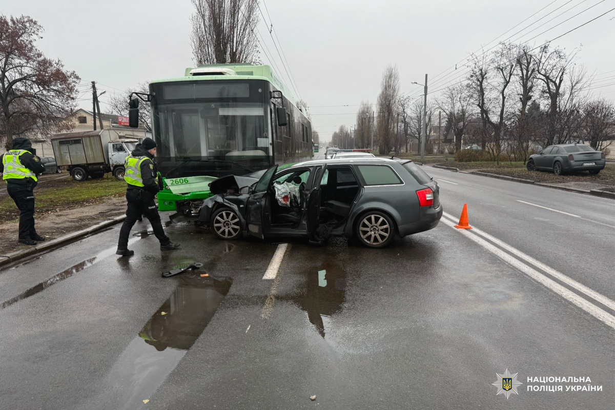 ДТП у Харкові: Audi зіткнувся з тролейбусом, троє постраждалих