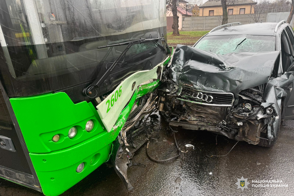 ДТП у Харкові: Audi зіткнувся з тролейбусом, троє постраждалих