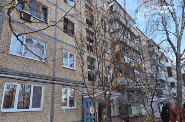 У Харкові російський БпЛА поцілив у двір багатоквартирного будинку