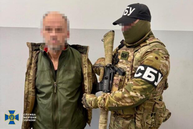 Під час повторного наступу на Куп’янськ взяв цивільну в заручниці та погрожував вбивством: повідомлено про підозру росіянину