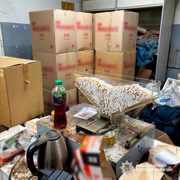 «Сімейний підряд» на тютюні: на Харківщині викрили нелегальне виробництво безакцизних цигарок