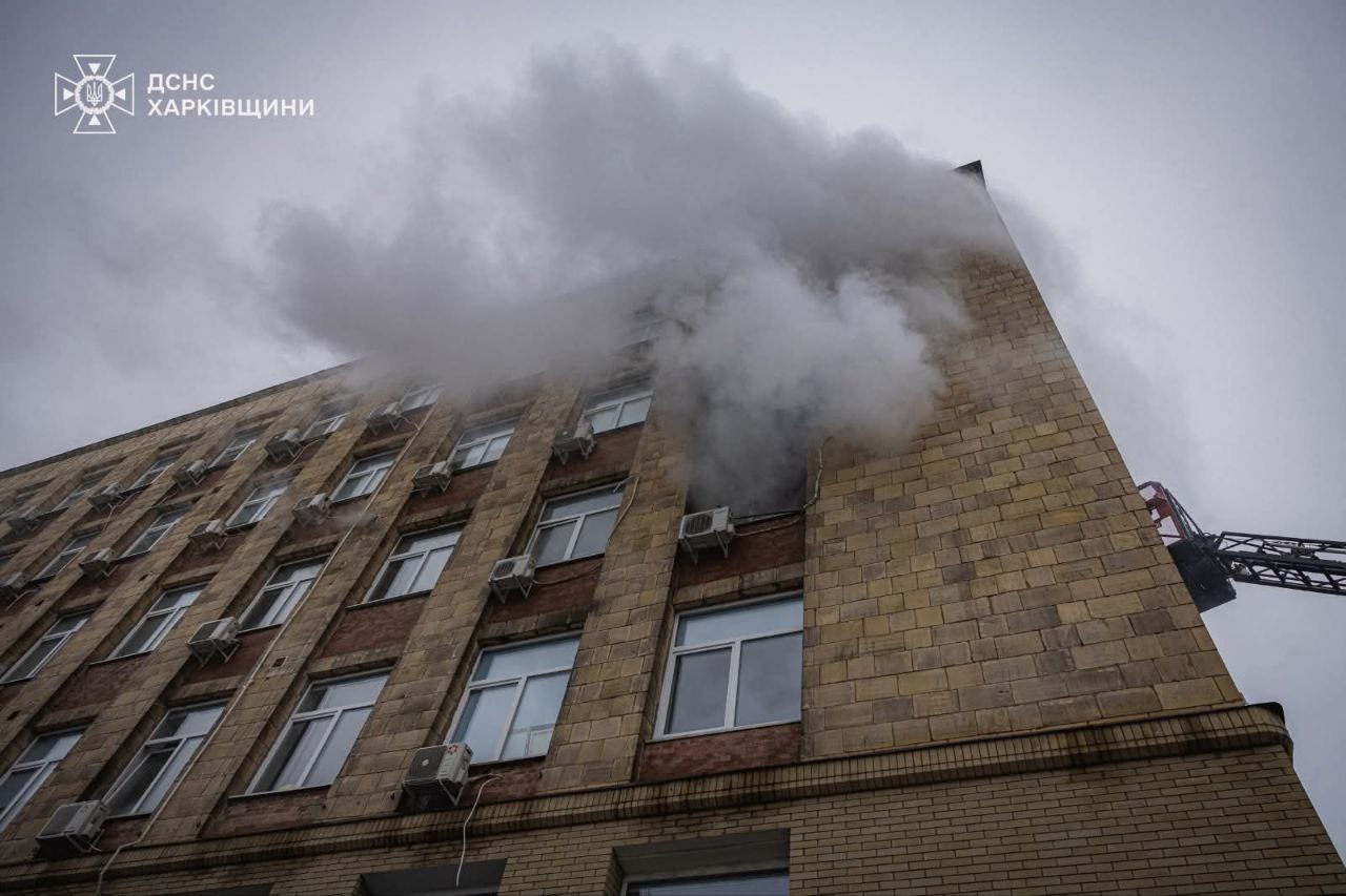 У Харкові під час пожежі в офісній будівлі врятували вісьмох людей
