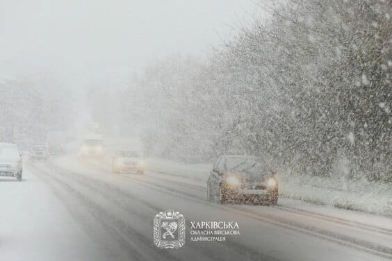 «Понад 100 фахівців дорожніх служб працюють зараз на автошляхах Харківщини», – Синєгубов