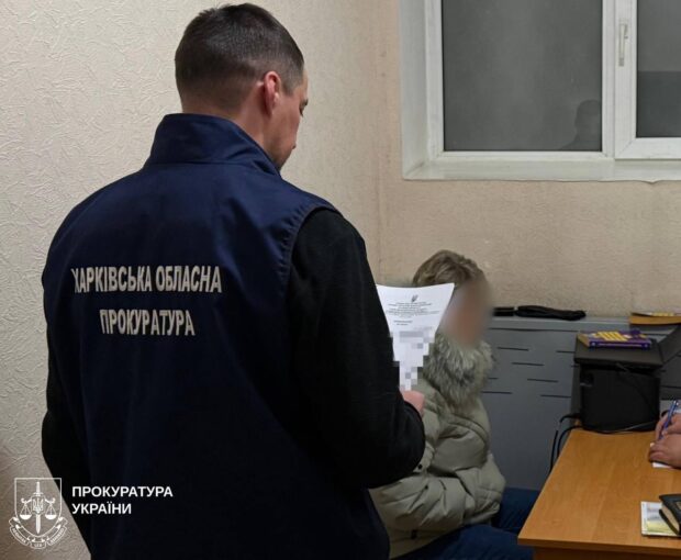 У Харкові затримани посадовицю держпідприємства, яка вимагала «відкати» від підлеглої, погрожуючи звільненням