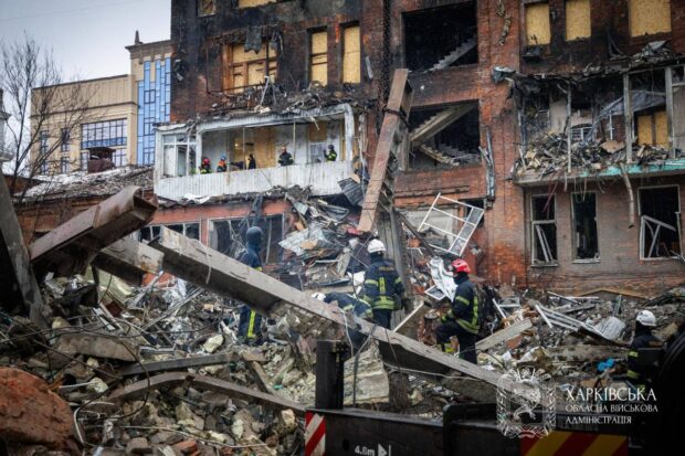 Удар по Харкову 2 січня: четверта жертва, рятувальники розбирають завали
