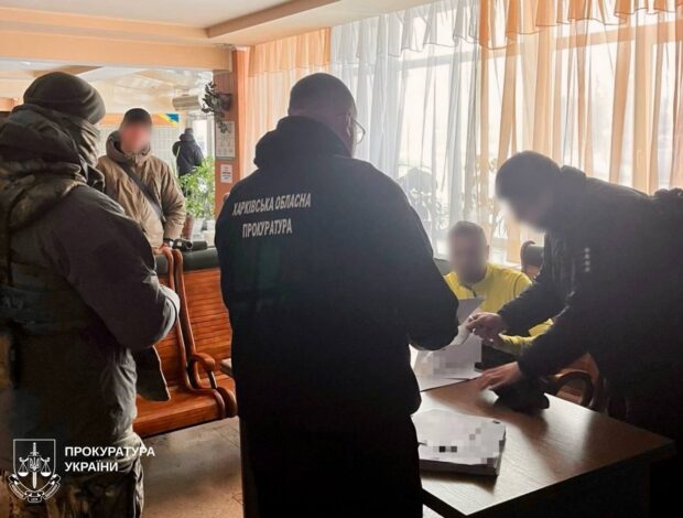 У Харкові викрили поліцейських, які за 66 000 гривень штучно сприяли кваліфікації злочину за «потрібною» статтею