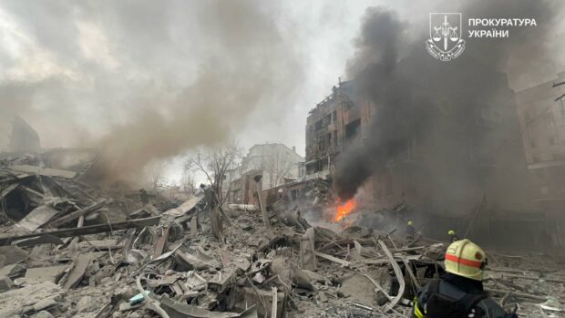 Щонайменше 25 людей постраждали внаслідок ворожої ракетної атаки по центру Харкова: правоохоронці документують воєнний злочин (фото)