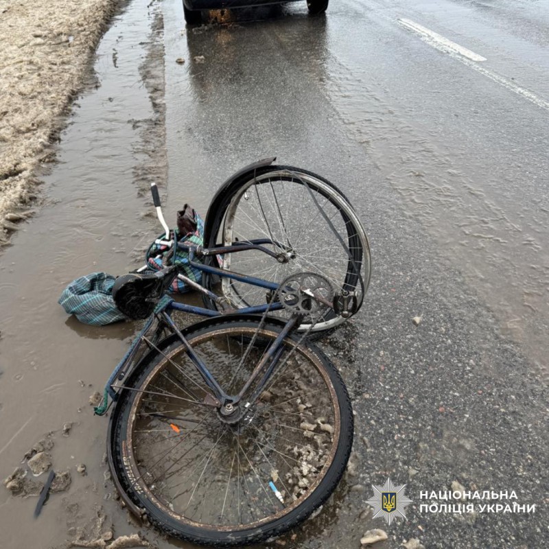 Поліція розслідує смертельну аварію у Лозівському районі: велосипедистка загинула