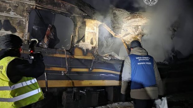 Удар по потягу Укрзалізниці на Харківщині: 6 загиблих, поранені поліціянти