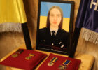 На Харківщині простилися з поліцейською Юлією Келебердою, яка загинула під час евакуації мирного населення