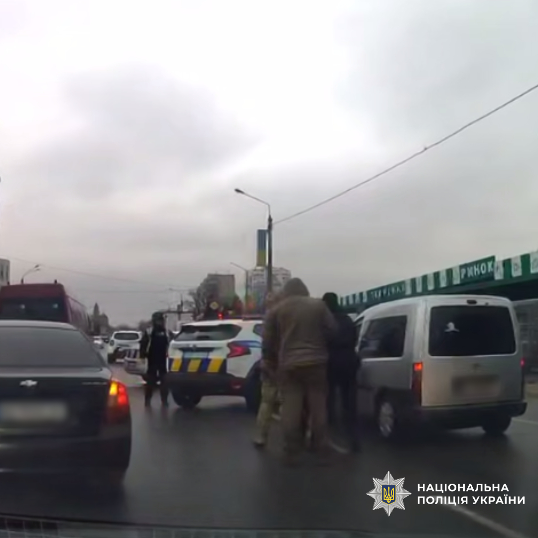 Водій у розшуку протаранив поліцейську в Харкові — затримання