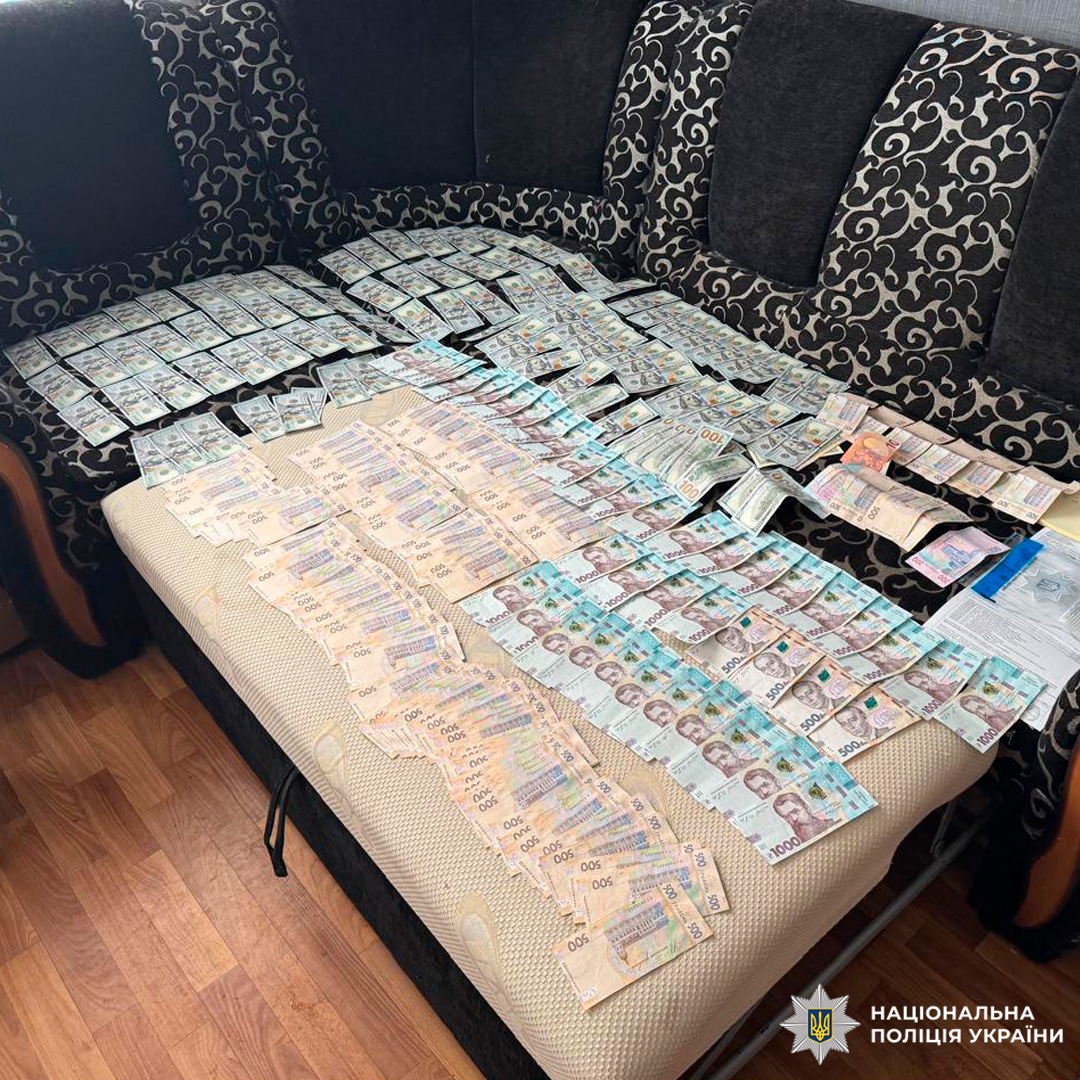 Лікарку на Харківщині викрили у вимаганні доларів за оформлення інвалідності