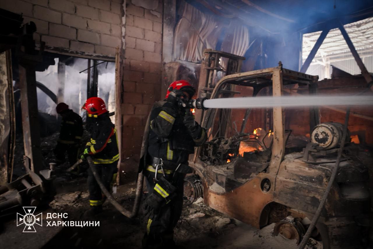 На Харківщині з-під завалів підприємства, яке атакували 20 лютого, дістали тіла чотирьох людей