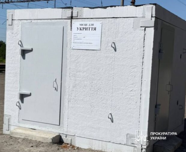 У Харкові двох посадовців Укрзалізниці підозрюють у переплаті за мобільні укриття для співробітників