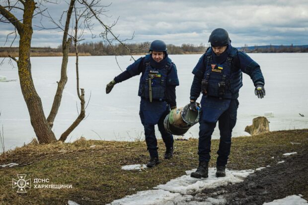 З озера у Харкові водолази витягли залишки ракети РСЗВ
