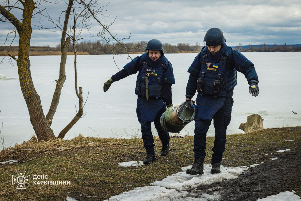 З озера у Харкові водолази витягли залишки ракети РСЗВ