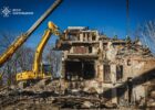 У Харкові, в будинку, куди в суботу влучила російська ракета, завершено пошуково-рятувальні роботи