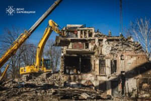 У Харкові, в будинку, куди в суботу влучила російська ракета, завершено пошуково-рятувальні роботи