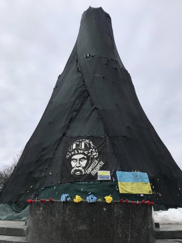 Охоронець саду Шевченка заявив, що не розуміє української мови