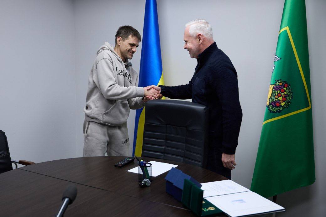 Терехов нагородив Сергія Соратокіна — рятівника чотирьох дітей, які провалилися під лід у Харкові
