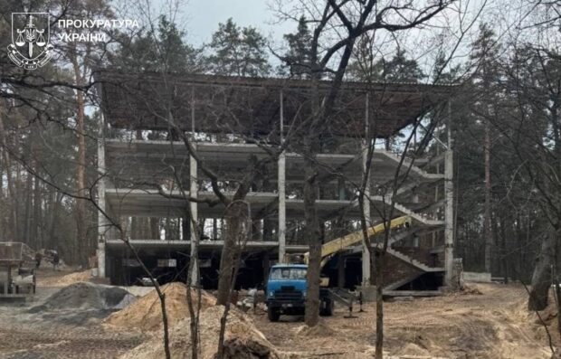 На Харківщині підприємець незаконно розпочав будівництво готелю на землях лісового фонду: справу передано до суду