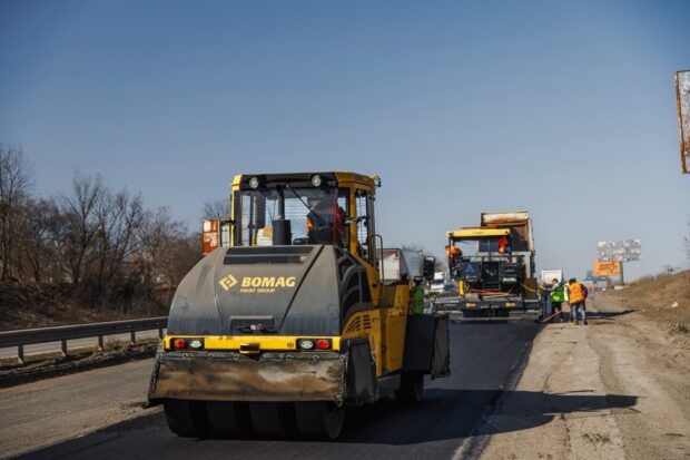 На трасі М-03 на Харківщині розпочали аварійний ремонт
