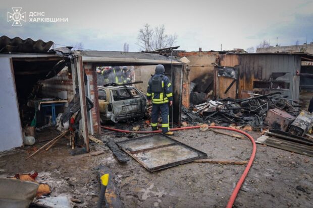У Малій Рогані загорілися гаражі й авто після російського удару