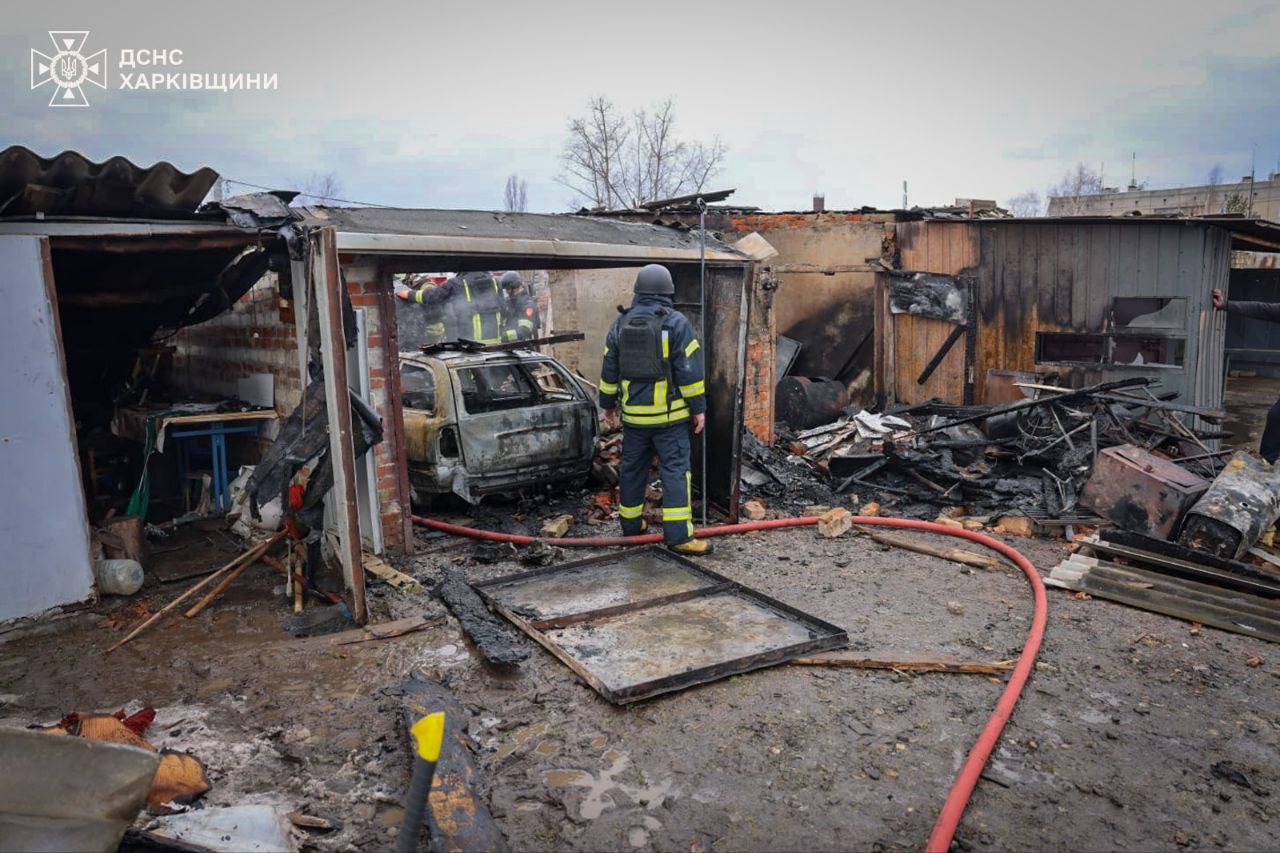 У Малій Рогані загорілися гаражі й авто після російського удару