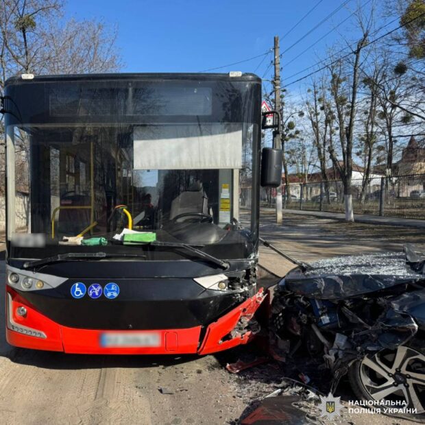 ДТП на вулиці Академіка Грищенка в Харкові: Subaru наїхав на автобус