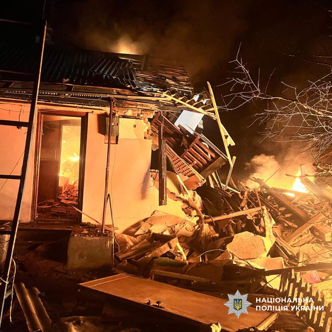 Внаслідок удару російського БпЛА по житловому будинку в Чугуєві загинув чоловік, дві жінки поранені (фото)